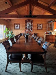 une salle de conférence avec une grande table et des chaises en bois dans l'établissement Lodge at Sandpoint, à Sandpoint