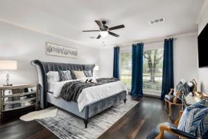 Кровать или кровати в номере Upscale Cypress Stay Pool Hot Tub EV Sleeps 20 +44 фотографии