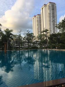 una piscina di fronte a due edifici alti di View Talay 5D Golf a Pattaya Sud