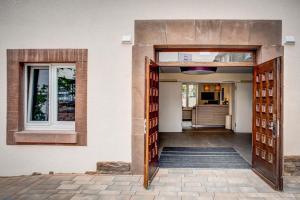 eine offene Tür zu einem Haus mit Fenster in der Unterkunft Weserhotel Schwager in Holzminden