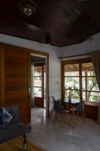 a dining room with a table and chairs at Amaya Boutique Resort in Srithanu