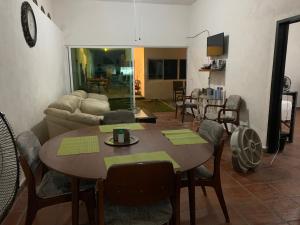 sala de estar con mesa y sofá en CASA BONITA, en Oacalco