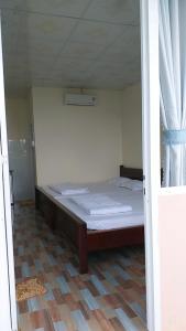 a bedroom with a bed in a room at Homestay view đồi Hòn Sơn in Lai Sơn