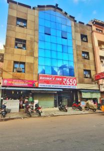 清奈的住宿－BHIMAS INN -Puratchi Thalaivar Dr M G Ramachandran Central Railway Station Chennai，停在大楼前的一组摩托车