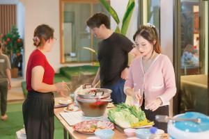 a group of people standing around a table preparing food at เขาค้อ บาร์ล้านวิว Barlanview in Khao Kho