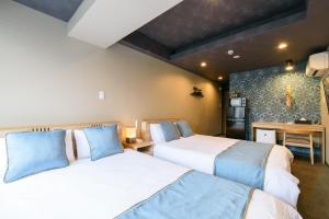 1 dormitorio con 2 camas y escritorio en JP INN Kyoto Ekimae Mongakucho en Kioto
