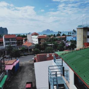 - une vue sur une ville avec des bâtiments et l'eau dans l'établissement Lalisa Hotel Aonang, à Ao Nang Beach