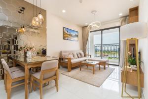 The Saigon Suite, The Luxury 2 bedrooms with bathtub for over 30 nights في مدينة هوشي منه: غرفة طعام وغرفة معيشة مع طاولة طعام