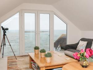 sala de estar con vistas al océano en St Julien, en Dawlish