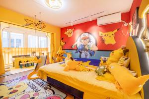 un dormitorio con una cama con animales de peluche en Guru House Xian en Xi'an