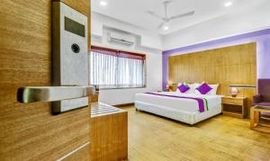 Pokój hotelowy z łóżkiem i umywalką w obiekcie Medora Hotel w mieście Kozhikode