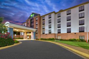 uma representação da frente de um hotel em Holiday Inn Express & Suites Chesapeake, an IHG Hotel em Chesapeake