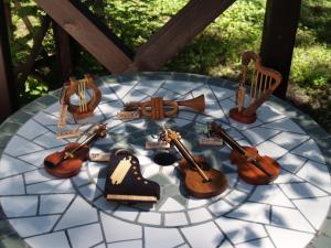 a group of violins sitting on a glass table at ピッコロホテル オペラ軽井沢 in Karuizawa