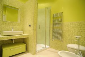 A bathroom at Siena Home And Sailing Még 22 kép