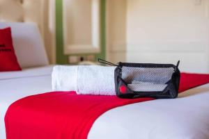 Postel nebo postele na pokoji v ubytování RedDoorz @ Guest Hotel Passi City Iloilo
