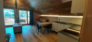 cocina con mesa y sillas en una habitación en Editlodge "Dessura", en Badia