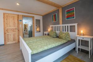 ein Schlafzimmer mit einem Bett, zwei Tischen und einer Tür in der Unterkunft Gästehaus am Stadttor in Naumburg