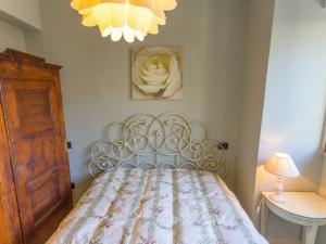 Schlafzimmer mit einem Bett und einem Kronleuchter in der Unterkunft Appartement Menton, 2 pièces, 4 personnes - FR-1-196-160 in Menton
