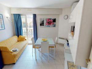 een woonkamer met een bank en een tafel bij Appartement Menton, 2 pièces, 4 personnes - FR-1-196-157 in Menton