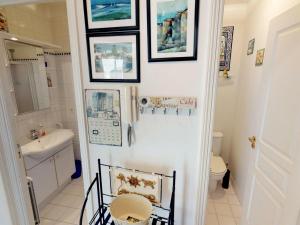 een badkamer met een toilet en foto's aan de muur bij Appartement Menton, 2 pièces, 4 personnes - FR-1-196-157 in Menton