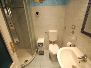 La salle de bains est pourvue de toilettes, d'une douche et d'un lavabo. dans l'établissement Studio Menton, 1 pièce, 3 personnes - FR-1-196-276, à Menton