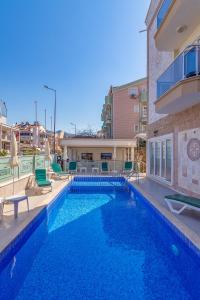 בריכת השחייה שנמצאת ב-Apartments Near to City Center and Beach או באזור