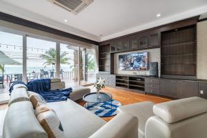 TV a/nebo společenská místnost v ubytování RimLay Beachfront Pool Villa