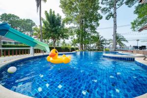 Bazén v ubytování RimLay Beachfront Pool Villa nebo v jeho okolí