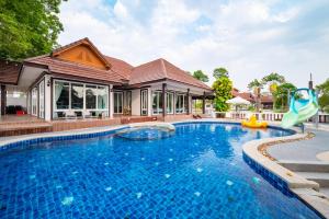 Bazén v ubytování RimLay Beachfront Pool Villa nebo v jeho okolí