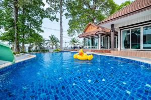 Bazén v ubytování RimLay Beachfront Pool Villa nebo v jeho okolí