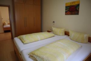 duas camas sentadas uma ao lado da outra num quarto em Gasthof Geier em Wörth an der Donau
