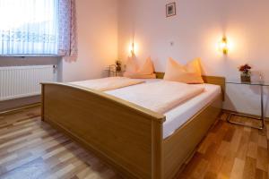um quarto com uma cama grande num quarto em Gasthof Geier em Wörth an der Donau