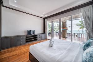 Postel nebo postele na pokoji v ubytování RimLay Beachfront Pool Villa