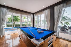 Biliár nebo kulečník v ubytování RimLay Beachfront Pool Villa