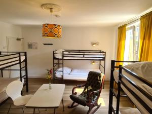 Ein Etagenbett oder Etagenbetten in einem Zimmer der Unterkunft Weltempfänger Hostel
