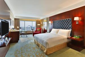 Кровать или кровати в номере Holiday Inn Dhaka City Centre by IHG +37 фотографий