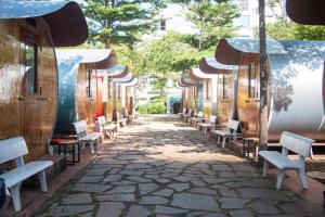 a row of chairs and tables on a walkway at Nhà Ống Newwave Vũng Tàu - Venuestay in Vung Tau