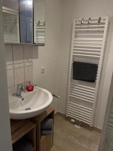 ビューズムにあるFerienwohnung Nordlichtのバスルーム(白いシンク、シャワー付)