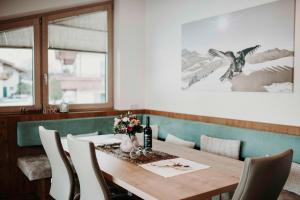 - une salle à manger avec une table et des chaises en bois dans l'établissement Green Apart, à Uderns