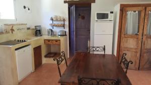 Kuchyň nebo kuchyňský kout v ubytování 1 Chambre piscine commune et 1 Gite piscine privée La Sauvasse