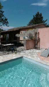 Bazén v ubytování 1 Chambre piscine commune et 1 Gite piscine privée La Sauvasse nebo v jeho okolí