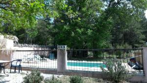 Bazén v ubytování 1 Chambre piscine commune et 1 Gite piscine privée La Sauvasse nebo v jeho okolí