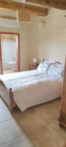 a bedroom with a bed and a window at Gizimina B&B by VeroSole in Xagħra