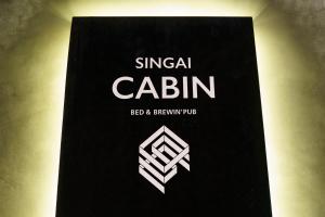 Un libro con le parole "calina illegale" sopra. di SINGAI CABIN a Onomichi