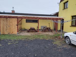 un pabellón con mesa de picnic y banco de picnic en Pavilon v ráji, en Žďár