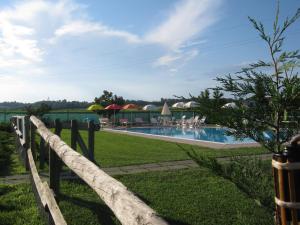 Bazén v ubytování Agriturismo Trebis nebo v jeho okolí