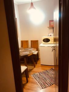 A kitchen or kitchenette at Ski Zone at Gondola, Perfect One Bdrm, Fast WiFi, Netflix, Quiet, Warm