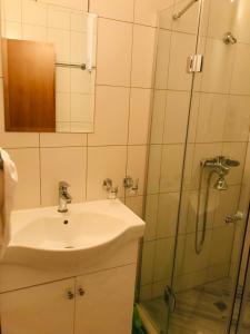 A bathroom at Ski Zone at Gondola, Perfect One Bdrm, Fast WiFi, Netflix, Quiet, Warm Még 14 kép