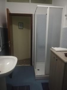 a bathroom with a shower and a sink at B&B Dietro l'Angolo in Benevento