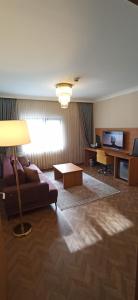 een woonkamer met een bank en een tafel bij AK LİFE HOTEL&SUIT in Ankara